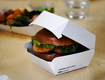 Image of a burger in Notapla's burger clamshell box